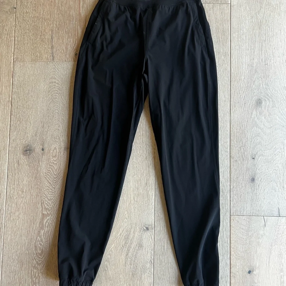 Lululemon women’s Black Jogger Pants - size 4